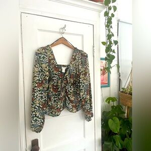 🔮 3/$21 🔮 Cute Floral Long Sleeve Crop Top